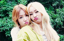  Soyou & Hyorin being cute and weird together. 