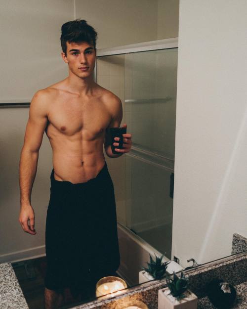 thehottestmenaround: Zach Coxwww.instagram.com/zachhcox/