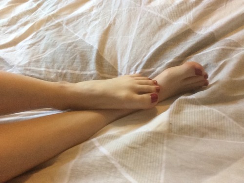 scotchsocks182: Red toes in bed