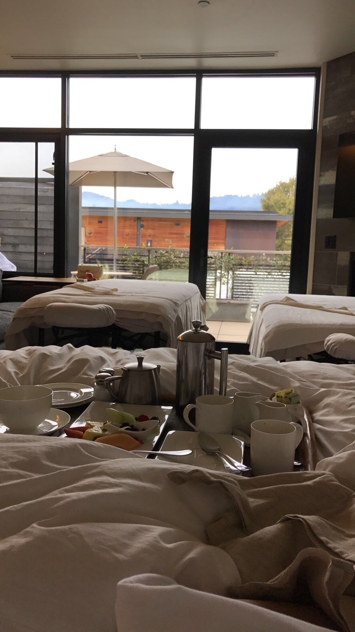 luxxxxybaby:  In room body scrubs and massages in the morning, amazing brunch with