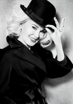 fuckyeahjessicalange:Jessica Lange photographed for OUT Magazine (April/2017).