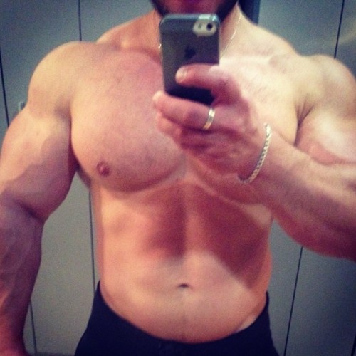 deegle4muscle:  Leo Bartenev 2014 (via) Follow on http://deegle4muscle.tumblr.com/ 