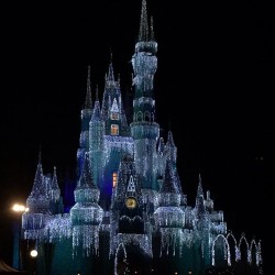 sassyclassyandfabulous:  mrsnauticalbelle:  #latergram My favorite castle EVER. #itschristmastimey’all #happiestplaceonearth #magickingdom  This is beautiful