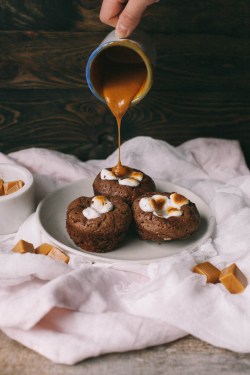 sweetoothgirl:    CANDY BAR BROWNIES