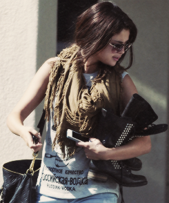 odeszas:   selena gomez + scarves  