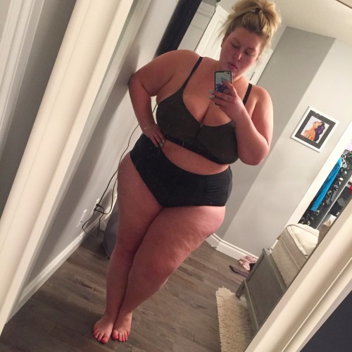 plussizebarbie:When you’re ready for warm weather but you live in Canada….