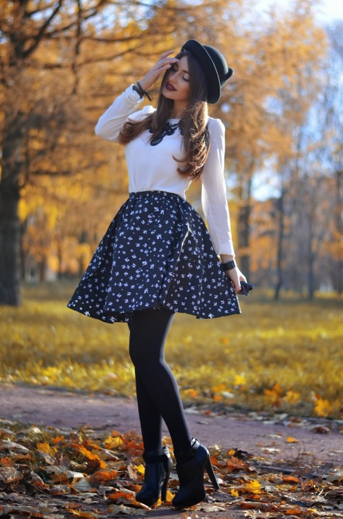 suki2links: strumpfmode:(via The Katherine’s Way: Golden Autumn) I ❤️ her cute mini dress and high h