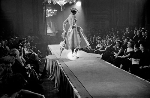 Frank Horvat :Haute Couture Collections, Paris, 1951.