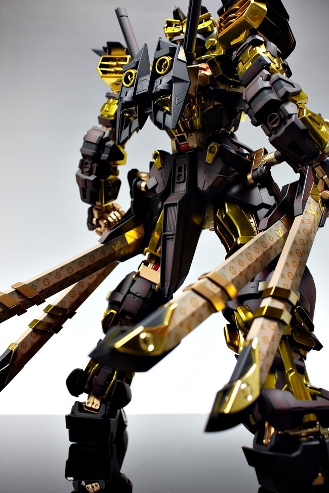 coma-wight:  Louis Vuitton Gundam Model by Club S 