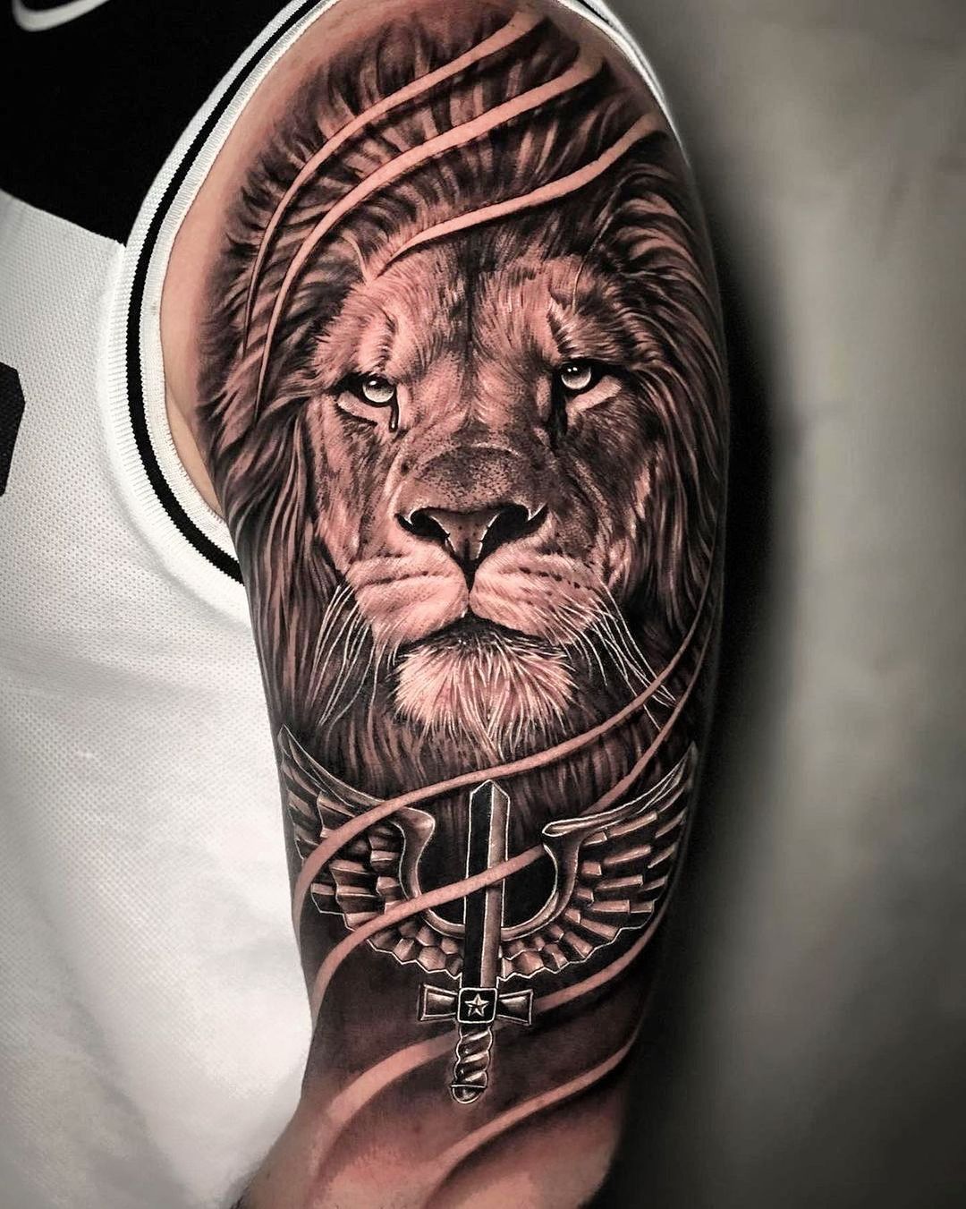 emmatai88:
“Amazing sword ⚔️ wings lion tattoo by Neto Coutinho @netocoutinhotattoo !
”