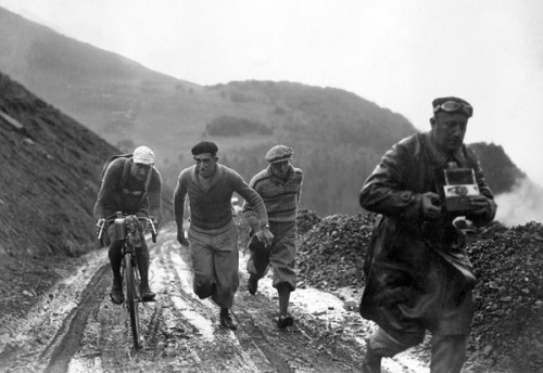 cadenced:André Leducq battling it out in the Tour de France in days before mountain passes were pave