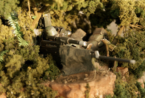 bloodymagnum:  Intermezzo ~gespannte Atmosphare~ AMS-129 Geara Zulu Diorama   Source 