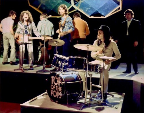 indieactornyc:Rehearsing Hot Love for a March 10, 1971 performance on Top Of The Pops.