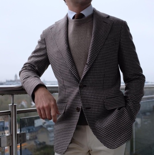 Tonal outfit - always a good idea if you ask me @samanamel sportcoat and cashmere sweater @jeanmanue