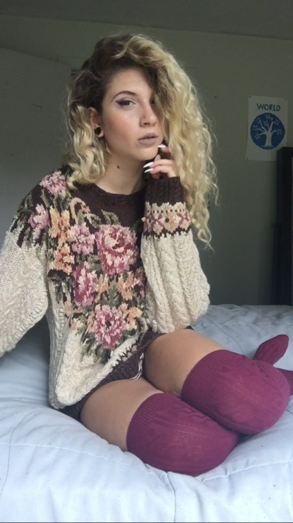 Porn Pics shay-gnar:  I’m in love w my new sweater💐
