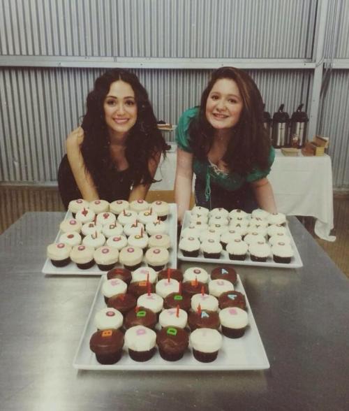 emmy-rossum:  @SHO_PR We surprised @emmyrossum &amp; @EmmaRoseKenney with cupcakes on set. Happy