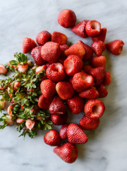 babygirlssweetsurrender:  sweetoothgirl:    s’mores stuffed strawberries   Mmmmm