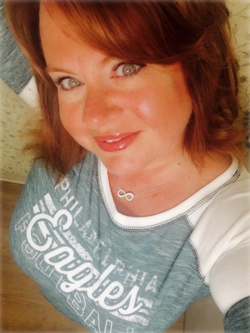 prettylilredhead:Tuesday selfies … Rockin’ the yoga pants and my Eagles Pride!!! Hope everyone is ha