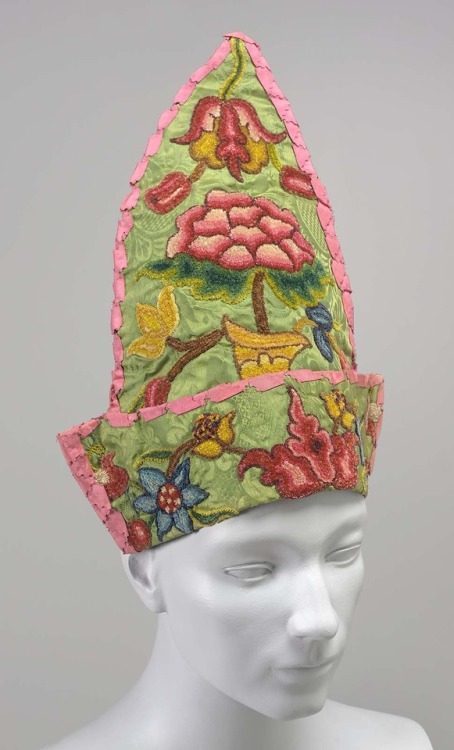 Man’s at-home capFrench18th century MFA Boston.This is the ugliest men’s cap I’ve ever seen, and I k
