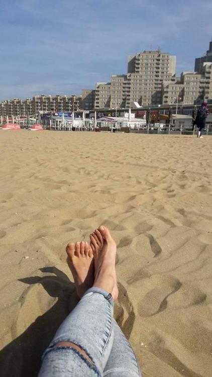 Our barefoot superstar SWAINS has just sent a present for her many fans.. some pictures from her recent holidays in the Netherlands (some selfies of her sexy bare feet, and a couple of shots taken by a non-barefooting friend of hers). The pictures were