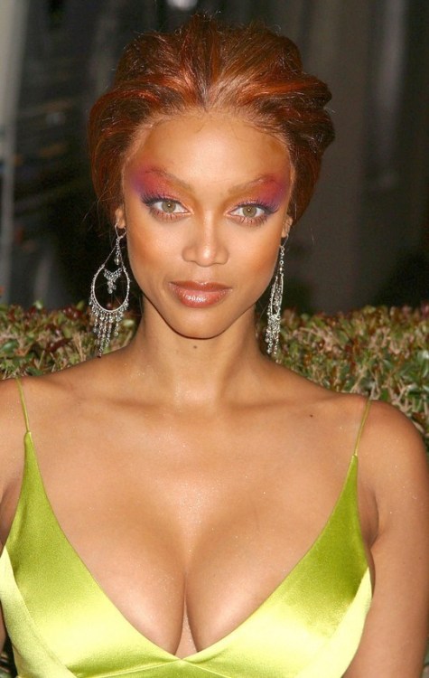 notorious-posts:  Checkout these Celebrity make-up fails! #2 is shocking! LOL what were they thinking? Check them out: 