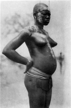 Sudanese Moru woman. Via Collection of Old Photos.