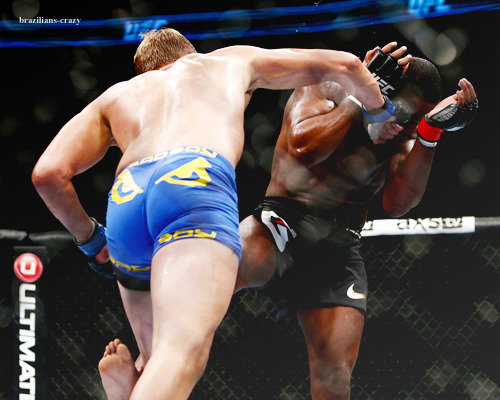 brazilians-crazy:  Alexander Gustafsson vs. Jon Jones    one of the greatest displays of heart ever. both guys were hurt, nobody wanted to quit.