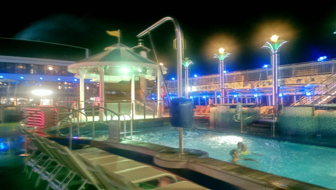 bitoru:  night time by the pool
