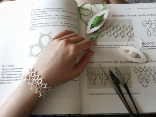 Last week I found a book by Eeva Talts on shuttle lace (tatting) and tried it out and I just If a cr