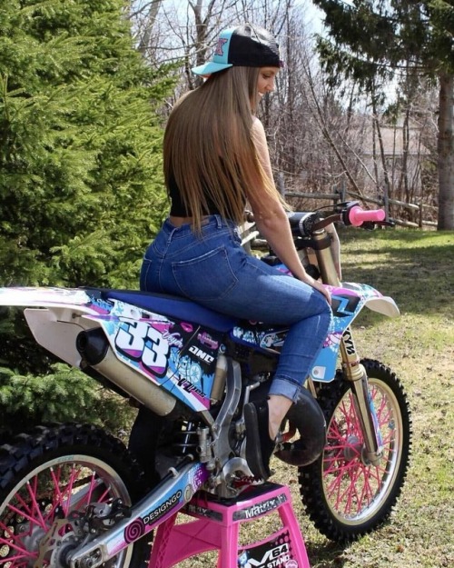 Nothing better than an epic #motobutt from the beautiful @melvoyer33 on this fine Sunday afternoon