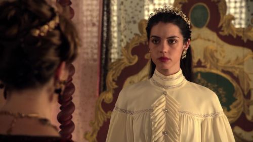 REIGN 2x09: ADELAIDE KANE wearing CHANEL PRE-FALL 2008 (fashion-of-reign.tumblr.com