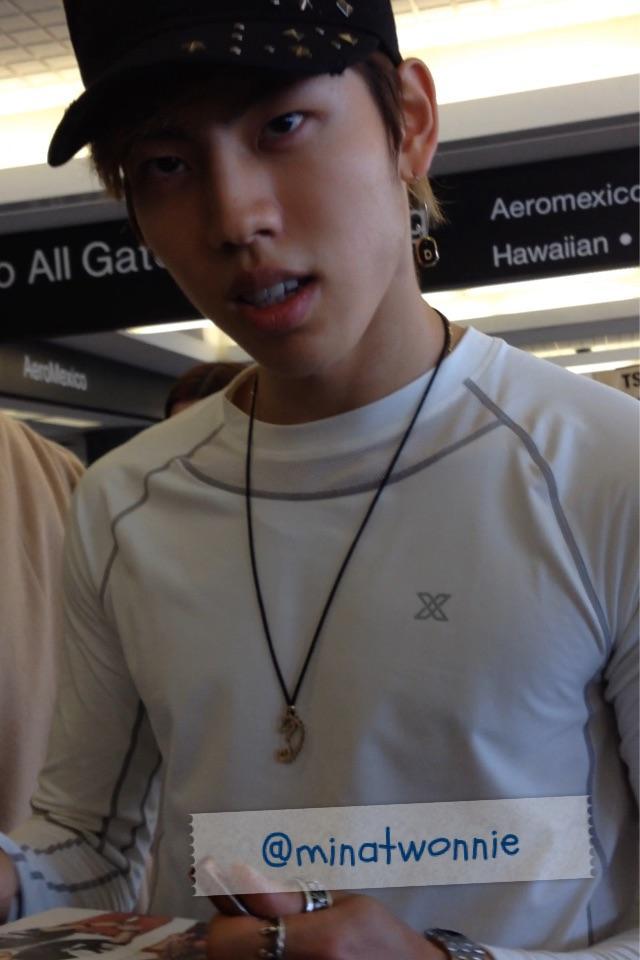 hoyaholic-noona:  141029 A lucky fan’s encounter with the most amazing DW @ LAX