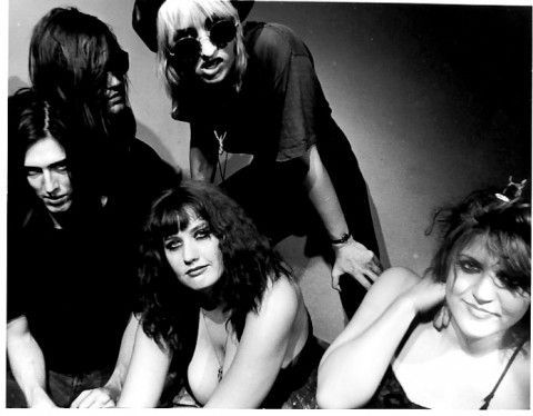 Hole 1989: Courtney Love, Eric Erlandson, Mike Giesbrecht (RIP), Lisa Roberts and Caroline Rue. 