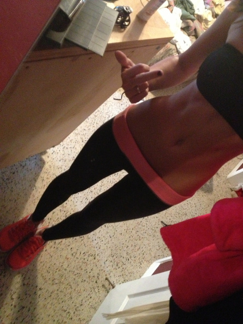 goliedevki:  buffyshot:  Little birdy  http://goliedevki.tumblr.com