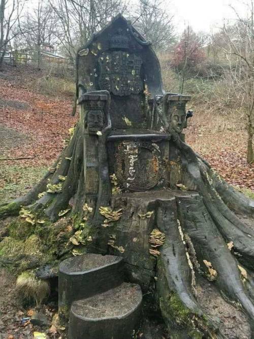 jazz2midnight:tombstonetourism:A tree trunk throne in Kendall, England.Doesn’t look safe for a morta