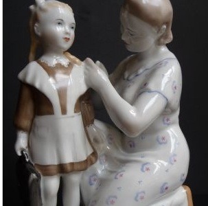 Schoolgirl, 1950, by Lomonosov (porcelain)