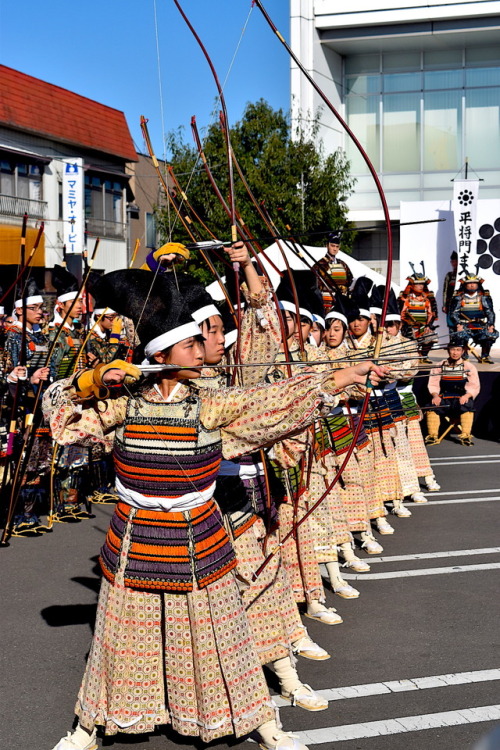 Japanese High School Archers in Samurai Armor at a Samurai Festivalwww.youtube.com/watch?v=8