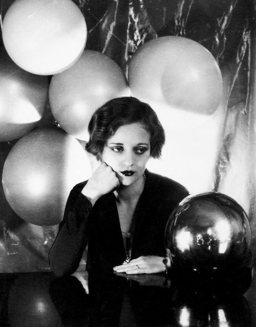 toshiromifunes:Tallulah Bankhead photographed by Cecil Beaton, 1927.