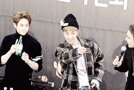 yoesob-blog:  When kikwang saw a fangirl who was wearing the same t-shirt he is wearing(ノ＞▽＜。)ノ 