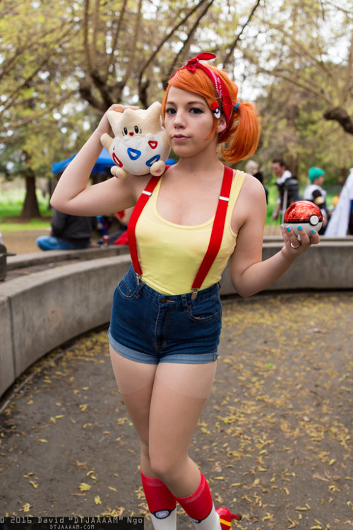 A Misty/Kasumi cosplayer wearing sheer pantyhose under her shorts (which is nice).