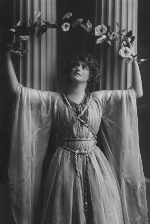 vestatilleys: Gabrielle Ray by Foulsham &amp; Banfield, c.1907.