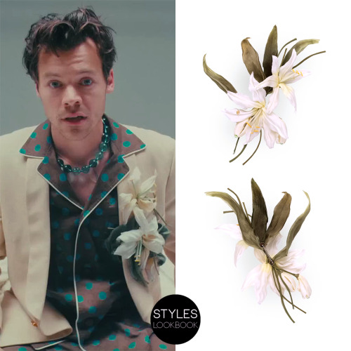  In the Late Night Talking music video, Harry is wearing a Gucci cotton and silk flower brooch pinne