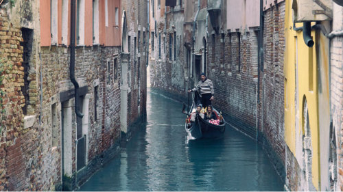 Un paseo en góndola por Venecia, Italia.