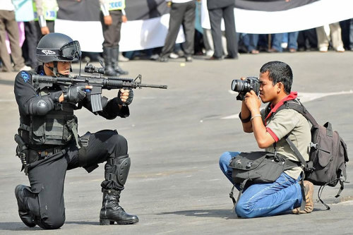 asylum-art-2:  Crazy Photographers Who Will Do ANYTHING For The Perfect Shot          Getting the angle and perspective for a  photo just right can sometimes be very tricky, but these crazy  photographers don’t mind – when it comes to taking the