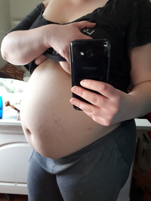 pudgebelly:  Morning belly comparison - before vs after a week spent in the great US of A. 😋👌