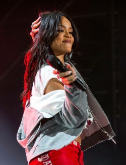 robyncandids:  April 4: Rihanna performing