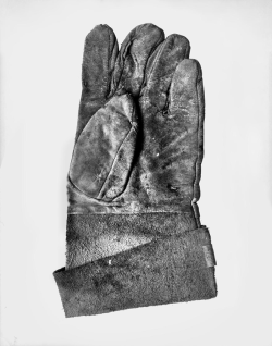 thedenimfoundry:  Leather glove details. Photography by Gerhard Braun 