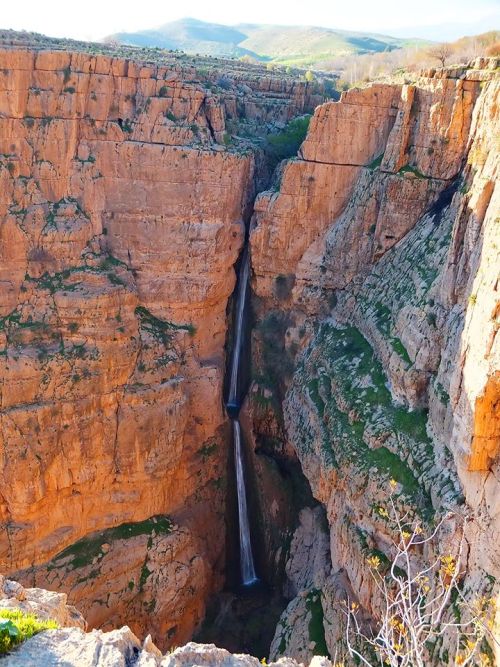 Piran waterfall in Kermanshah Province / Iran (by Ehsan1980). 