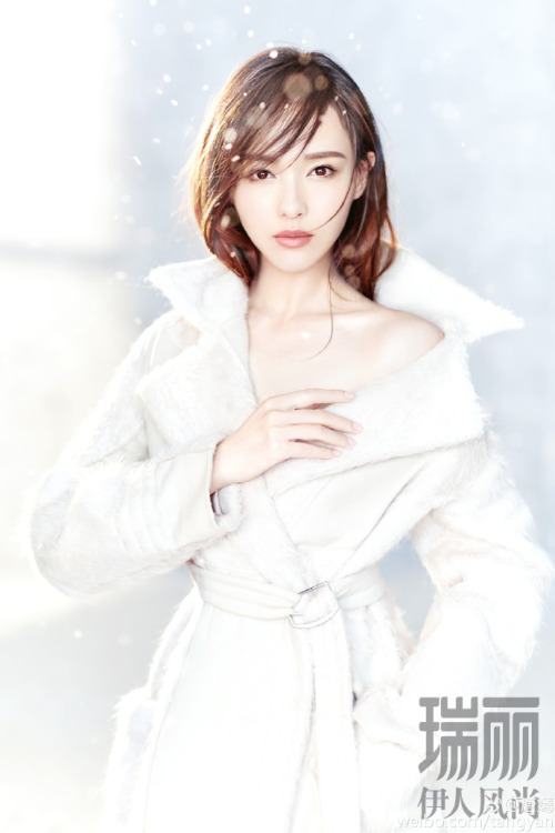 [161223] Tang Yan’s weibo update :冰雪圣诞Merry Christmas@瑞丽伊人风尚​ @ 唐嫣