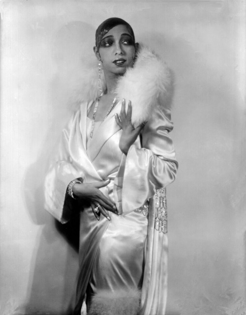 EVERYONE VOTE FOR JOSEPHINE BAKER RIGHT NOW
